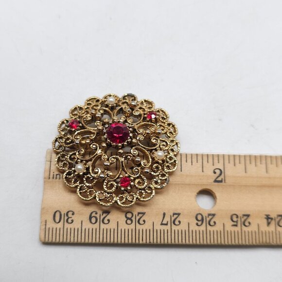 Vintage Gold Tone Brooch Red Rhinestones Faux Pearls 1.5 Inches Round - Picture 4 of 4
